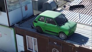 Arkadaşının emanet arabasını konteynerin üzerine koydu