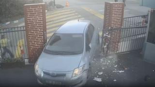 El freni çekilmeyen otomobilin okul bahçesine girdiği anlar kamerada