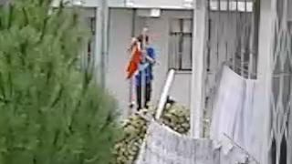 Yıpranmış bayrağı öpüp yerinden aldı