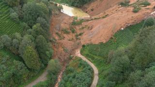 Rize'de sağanak heyelana sebep oldu: 2 ev toprak altında kaldı