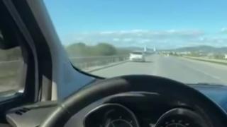 Otobanda yolu karıştırıp ters yöne girdi, kaza böyle teğet geçti