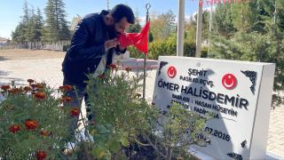 FETÖ elebaşı Gülen'in ölüm haberinin ardından şehit Halisdemir'in kabri ziyaret ediliyor