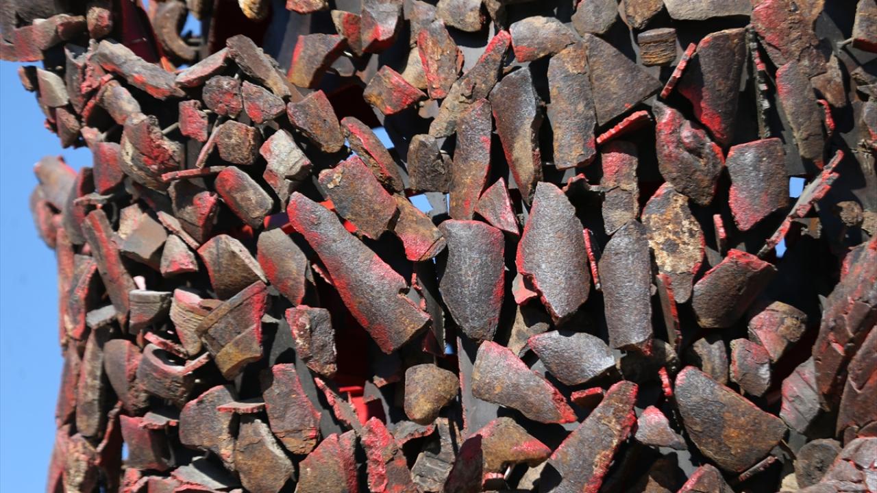 "Anıtla `Bir ölür bin diriliz` mesajını verdik"