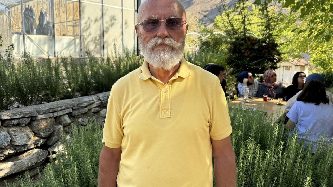 "Torunum yaşındaki gençlerle okumak benim için büyük bir onur"