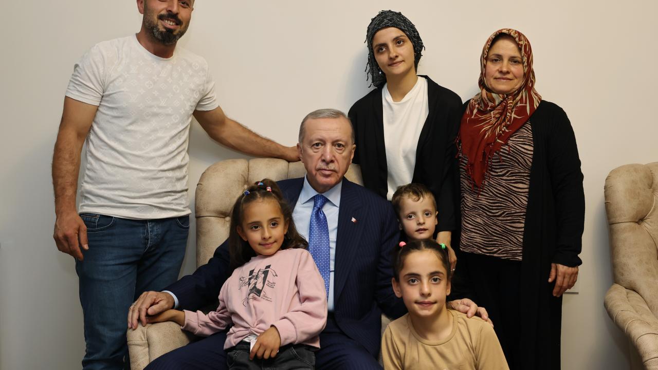 Erdoğan`dan  evi teslim edilen aileye ziyaret 