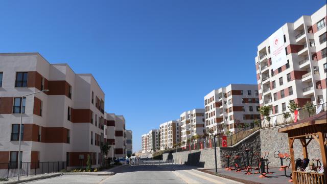 Balıkesir'de depremlerin ardından 305 konut ve 1 iş yeri, yarın sahiplerine teslim edilecek haber görseli