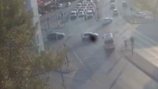 Ters yönden ilerleyen özel ambulans, otomobile işte böyle çarptı