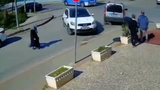 Kaldırıma çıkan araçtan kıl payı kurtuldular