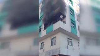 Yangında mahsur kalan çocuklar 2. kattan atlayarak kurtuldu