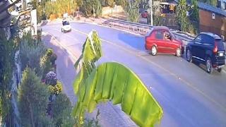 Virajı alamayan otomobil karşı yöndeki araçla çarpıştı