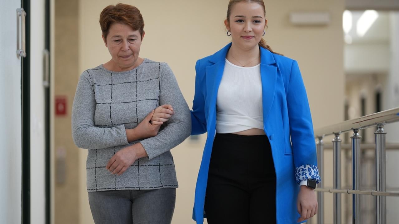 Annesiyle yurtta kalıyor