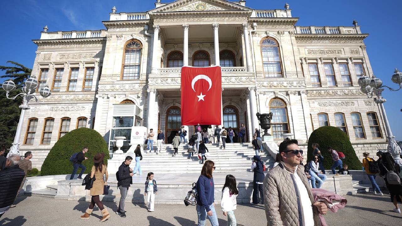 Dolmabahçe Sarayı, Cumhuriyet'in 101. yıl dönümünde ziyaret ediliyor