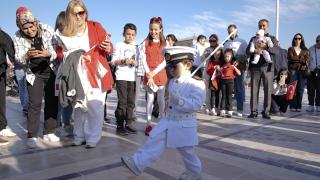 Askerlerin nöbet değişimini taklit eden minik Barskan ilgi odağı oldu