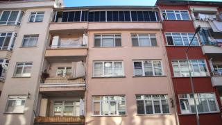 Gürültü iddiasıyla komşusunun kapısını çöplüğe çevirdi