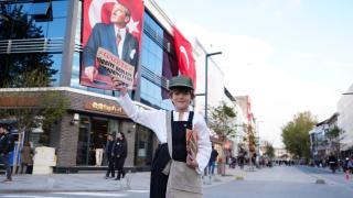 "Gazeteci çocuk" maziyi canlandırdı: Yazıyor, Cumhuriyet'in ilanını yazıyor