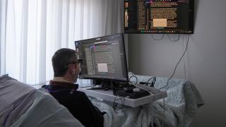 Felçli bilgisayar programcısı özel donanımla kod yazmayı sürdürüyor