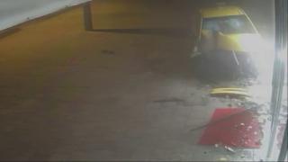 Kontrolden çıkan taksi iş yerine böyle çarptı