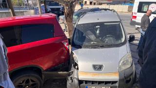 Önce seyir halindeki araca sonra park halindeki otomobile çarptı