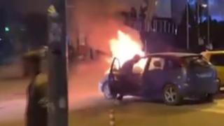 Cep telefonunu almak için yanan aracın içine böyle girdi