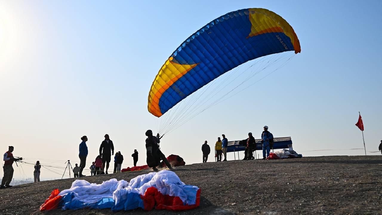Adana'da 13. Kostümlü Yamaç Paraşütü Festivali başladı