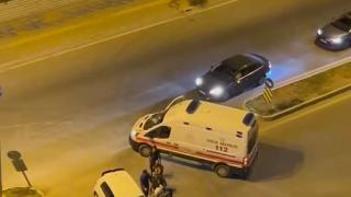 Sürücüsüyle tartıştığı ambulansın camını yumrukladı: O anlar kamerada