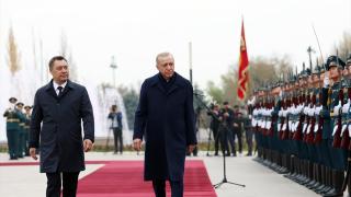 Cumhurbaşkanı Erdoğan Kırgızistan'da resmi törenle karşılandı
