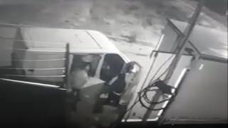 Kamyon kasasından tekstil ürünlerini çaldılar