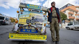 "Sarı Kanarya" adını verdiği kağıt toplama aracıyla hayalindeki kamyon için ter döküyor