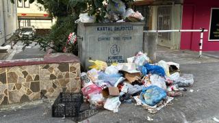 Kartal'da işçiler greve gitti, sokaklarda çöp birikti