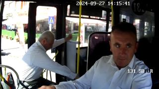 Yaşlı adam fren yapan otobüsten böyle düştü