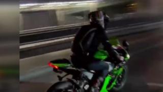 Motosikletiyle aşırı hız yapıp görüntülerini paylaşan sürücü yakalandı