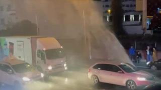 Küçükçekmece'de su borusu patladı: Sürücü ve yayalar zor anlar yaşadı