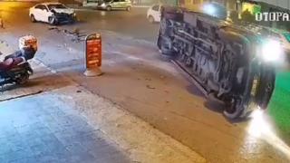 Otomobilin çarptığı minibüs böyle devrildi