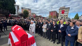 İstanbul'da trafik kazasına müdahale ederken şehit olan polis toprağa verildi
