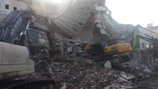 Şanlıurfa'da hasarlı bina iş makinesinin üzerine çöktü