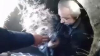 Açık bırakılan rögara düştü, yanındaki arkadaşı dakikalar sonra fark etti