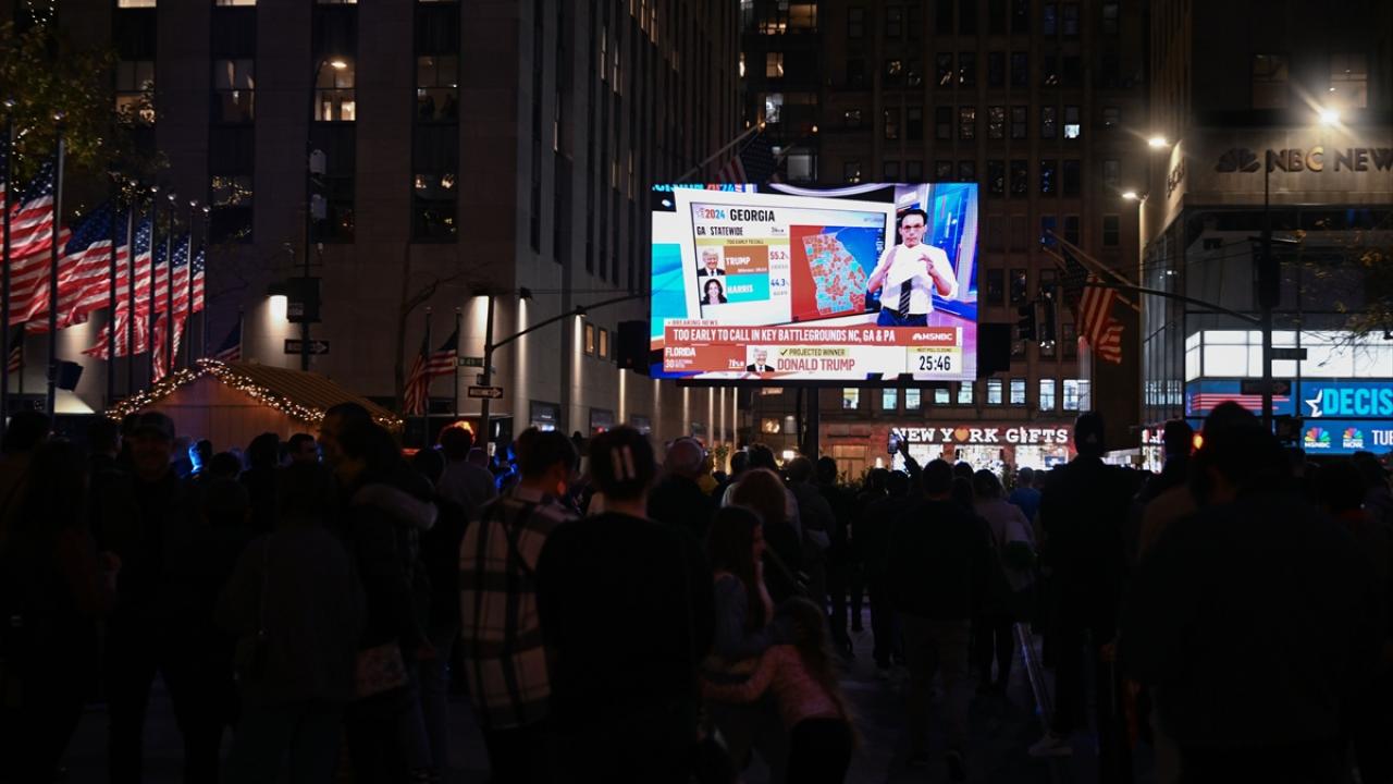 ABD'liler seçim sonuçlarını televizyon ekranlarından takip ediyor