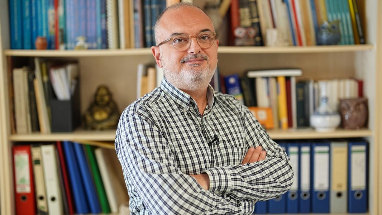 "Fatih`in iskan politikası zaten Sur dışında yeni semtlerin ivedi olarak gelişmesine imkan vermiştir"