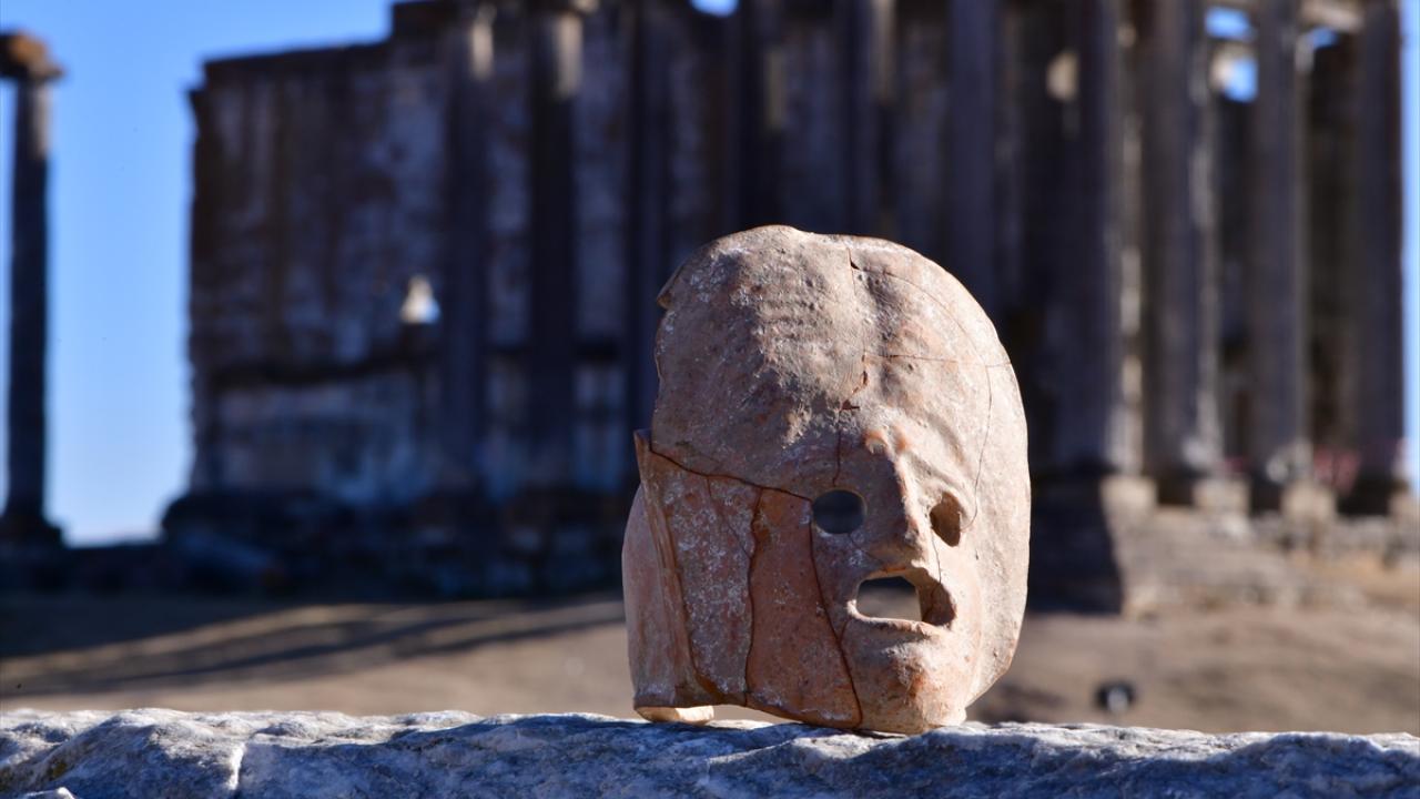 2 bin yıllık tiyatro maskı bulundu