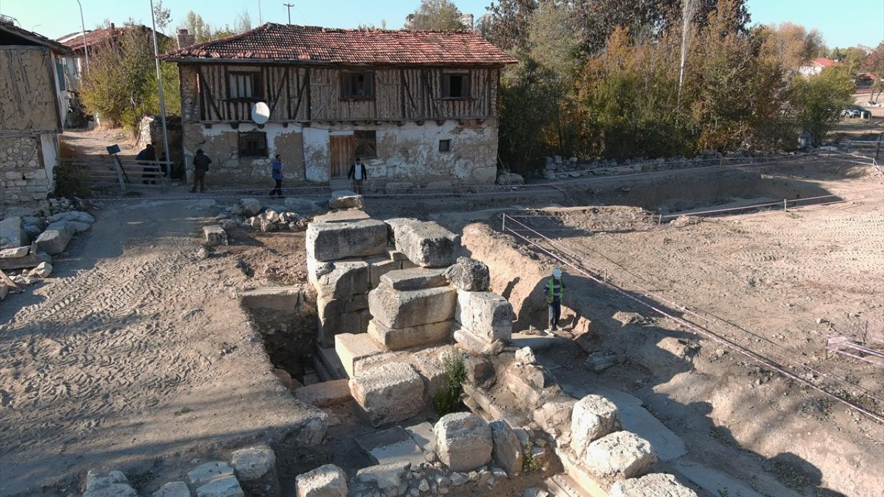 İki katlı yapının agoraya girişi sağlayan anıtsal kapı olduğu tahmin ediliyor