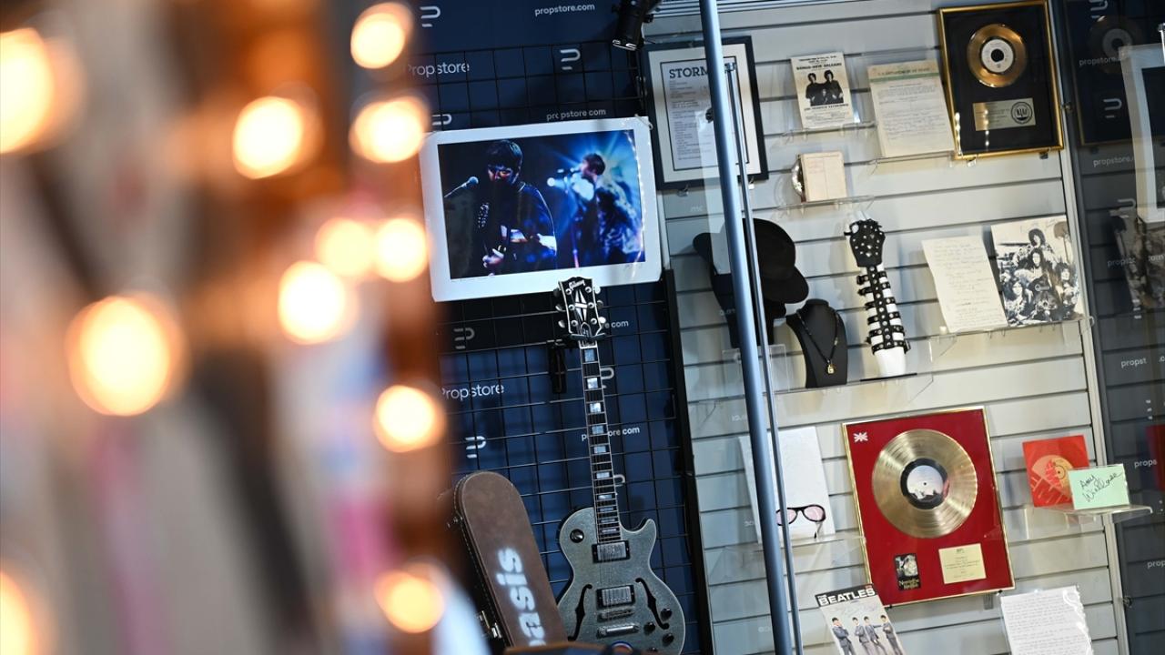 Yeniden bir araya gelen Oasis`e ait eşyalar yoğun ilgi görüyor