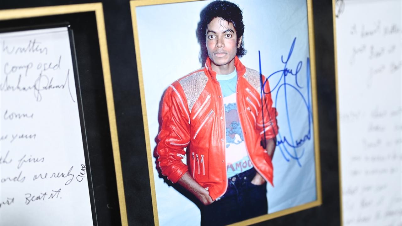 Michael Jackson`ın ikonik Thriller ceketi satışa çıkıyor