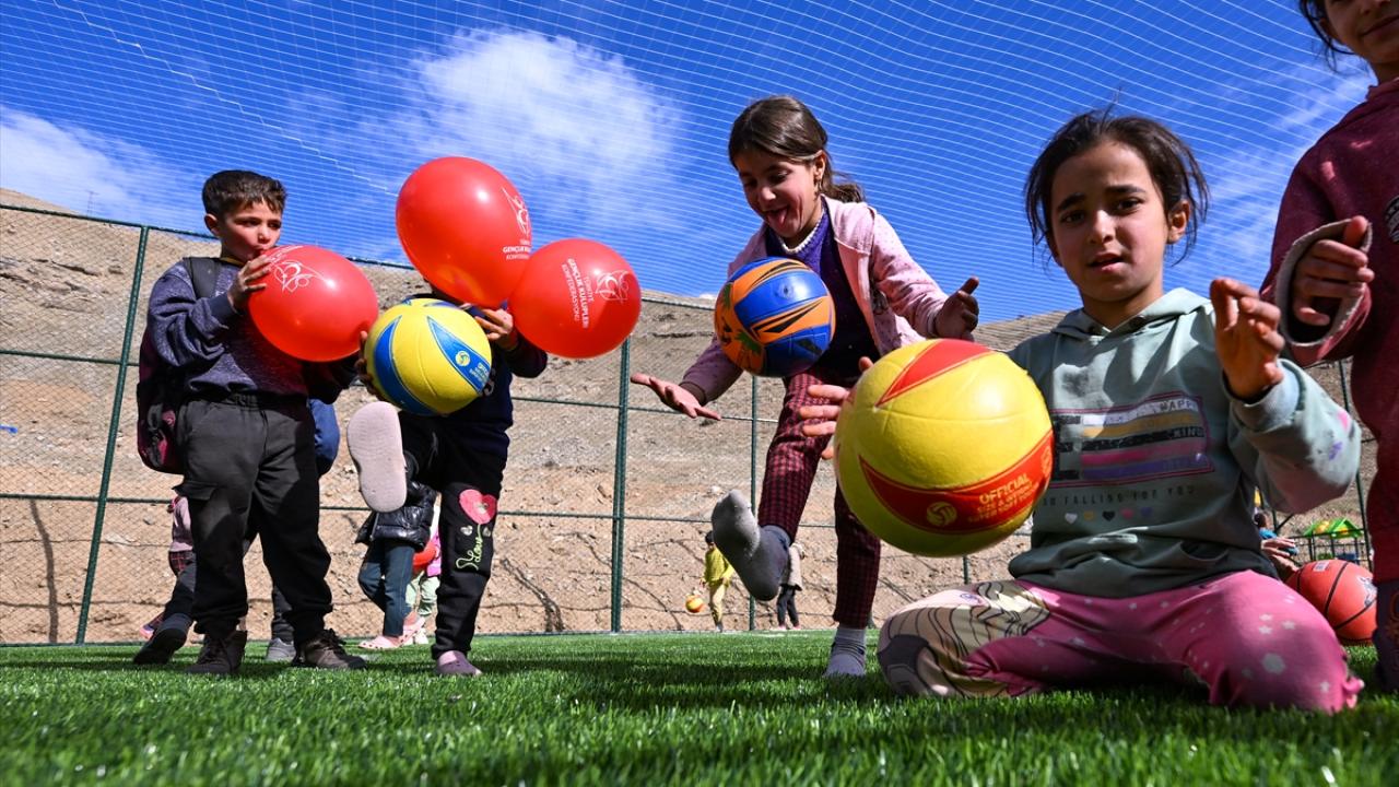 "Artık bir halı sahamız ve toplarımız var"