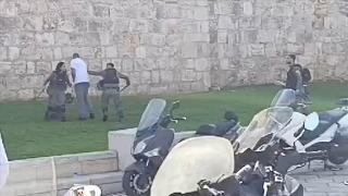 Soykırımcı İsrail polisi Mescid-i Aksa girişinde bir Filistinliye copla saldırdı