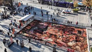 Ayasofya Meydanı'ndaki enstalasyon Gazze'deki halıları hatırlatıyor
