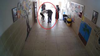 Nefes borusuna kağıt kaçan öğrencisini Heimlich manevrasıyla kurtardı