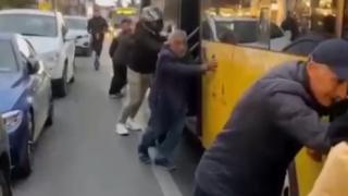 Arızalanan İETT otobüsünü yolcular itti