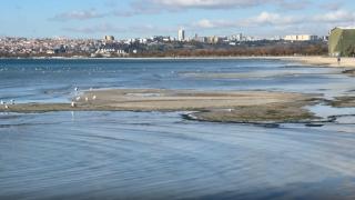 İstanbul'da deniz suyu çekildi, sahilde küçük adacıklar oluştu