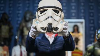 Sinema ve müzik dünyasının ikonik sahnelerinde kullanılan dekor ve kostümler Londra'da satışa çıktı