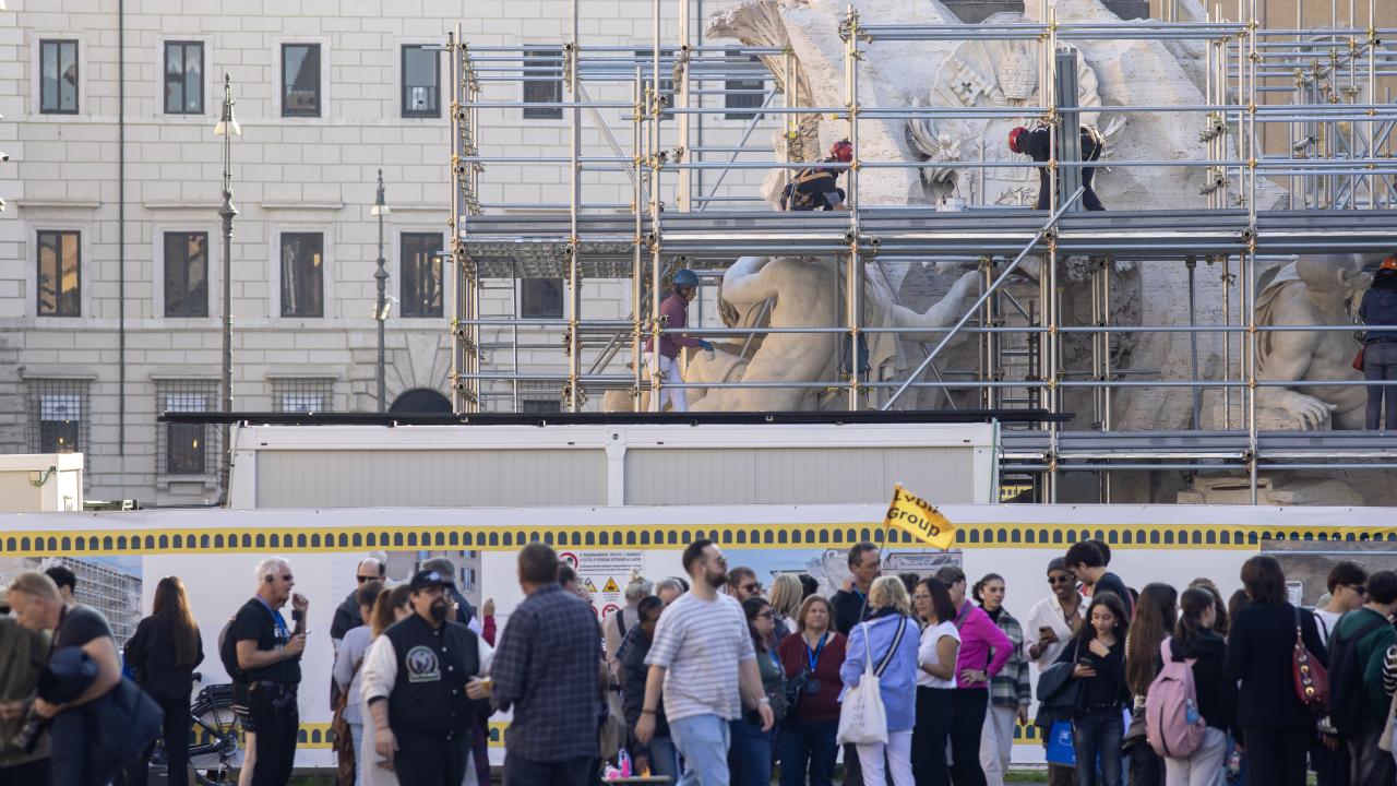 Tarihi Trevi Çeşmesi`ne bozuk para atmak isteyenler, portatif havuzla karşılaşıyor